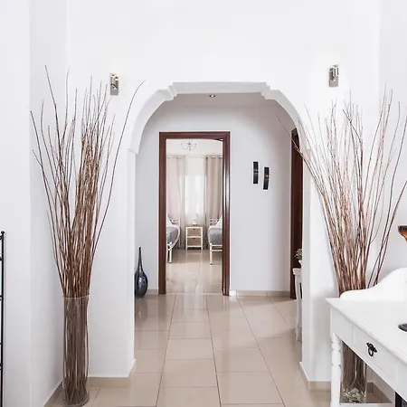 Morfes House Фиростефани